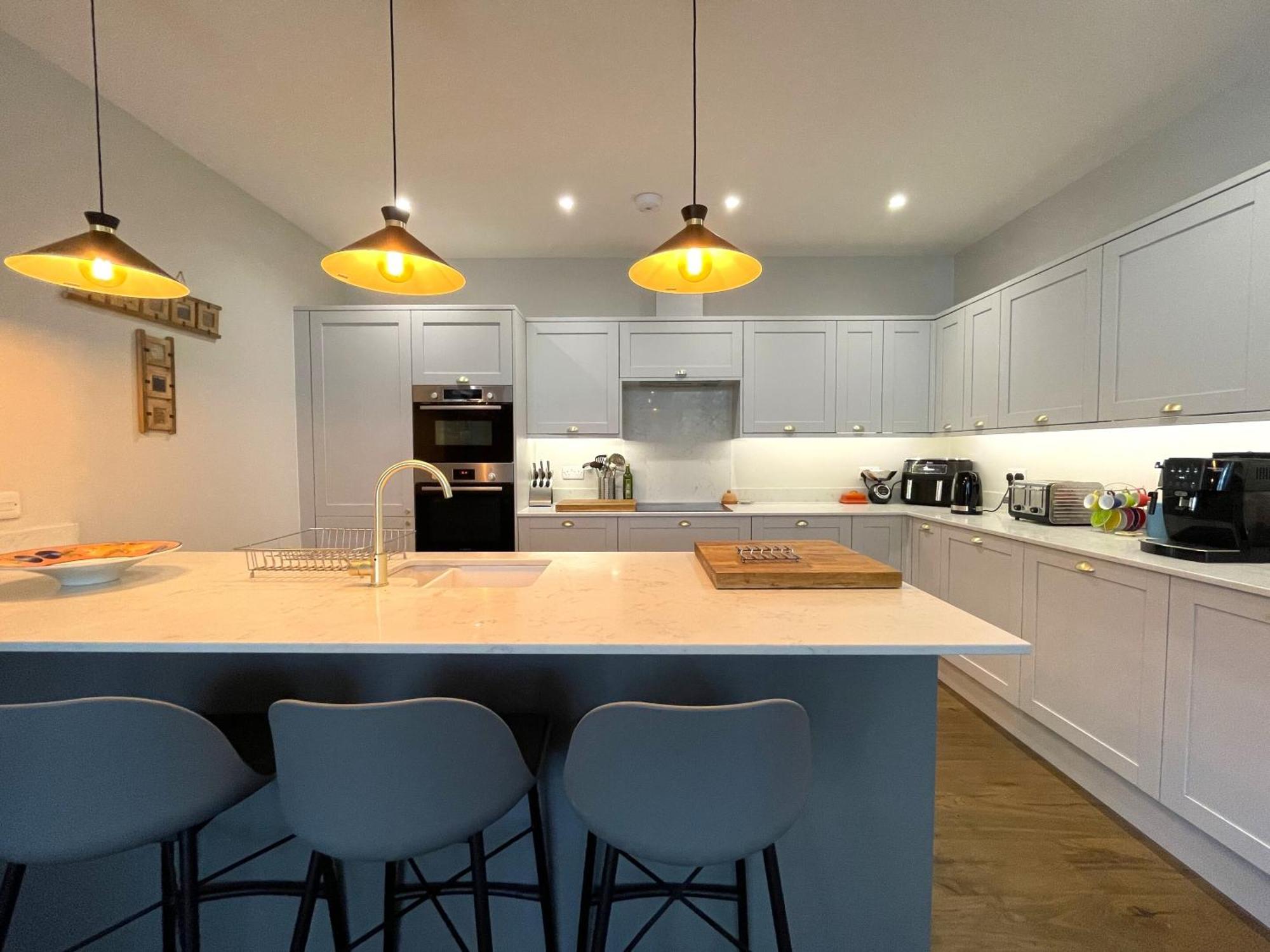 Hampton Hall - Wonderful Converted In Redland